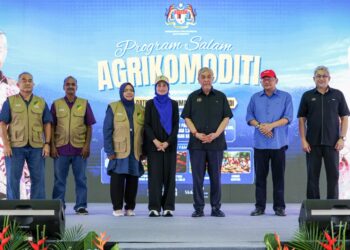 AHMAD Zahid Hamidi ketika bergambar bersama Squad Agrikomoditi Kuala Pilah pada Program Salam Agrikomoditi Madani di Dataran Melang Kuala Pilah di sini, hari ini. - UTUSAN/ISKANDAR ISHAK