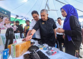 AHMAD Zahid Hamidi (tengah) ketika meninjau Program Salam Agrikomoditi Madani di Dataran Melang, Kuala Pilah, hari ini.-UTUSAN/ISKANDAR ISHAK