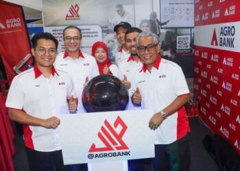 TENGKU Ahmad Badli Shah Raja Hussin (kanan) ketika melancarkan program Halal@Agrobank sempena Ekspo Halal Antarabangsa Pulau Pinang (Pihex) dan Himpunan Usahawan Bumiputera Pulau Pinang di Politeknik Seberang Perai (PSP) di Pulau Pinang, hari ini.-UTUSAN/DANIAL SAAD