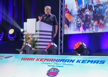 AHMAD Zahid Hamidi ketika menyempurnakan gimik perasmian Majlis Perasmian Hari Kemahiran Peringkat Negeri Sembilan dan Program Alpha-Gen Talent Kemas di Kompleks Rakan Muda, Kuala Pilah hari ini.-UTUSAN/ISKANDAR ISHAK.