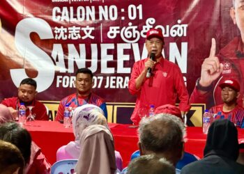 MUHYIDDIN Yassin ketika berucap pada Ceramah Umum DUN Jeram Padang di Palong 2, Jempol, malam tadi. -UTUSAN / NOR SHAFIQAH MOHD GHAZALI