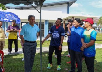 MOHAMAD Hasan ditemui pemberita selepas menghadiri Program Ramah Mesra Sepak Penalti Tertutup Anjuran Pemuda Rantau di Bandar Ekar, Rantau, Seremban pagi tadi.-UTUSAN/ISKANDAR ISHAK