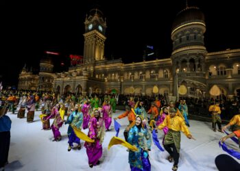 SEBAHAGIAN penari melakukan pelbagai persembahan kebudayaan pada Majlis Perasmian Citrawarna Malaysia 2026 di Dataran Merdeka, Kuala Lumpur semalam. - UTUSAN/AMIR KHALID