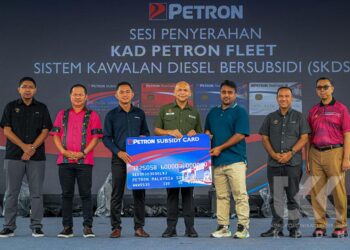 ARMIZAN Mohd. Ali menyempurnakan Majlis Penyerahan Kad Fleet SKDS di Kompleks Sukan Sandakan, Sabah.