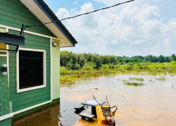 KEADAAN banjir yang belum surut di Jalan Sungai Batu Bukit Tembakau, Jasin, Melaka.
