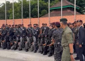 AYOB Khan Mydin Pitchay (tengah) bersama pasukan Unit Tindak Khas (UTK) sebagai tanda simbolik persaraan beliau bermula esok di Pusat Latihan Polis Kuala Lumpur (Pulapol) hari ini.
