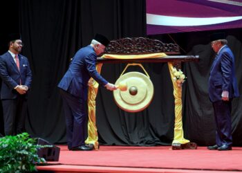 SULTAN Nazrin Shah (tengah) berkenan memukul gong simbolik perasmian Konvensyen Wakaf Dakwah Antarabangsa 2026 di Pusat Konvensyen Kuala Lumpur (KLCC) di sini hari ini. -UTUSAN/FARIZ RUSADIO