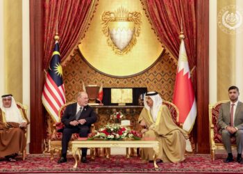 PENGANJURAN Formula Satu (F1) Grand Prix (GP) Bahrain di Malaysia pada Oktober ini merupakan hasil kejayaan diplomasi diraja yang diperkukuh hasil hubungan erat antara Malaysia dan Bahrain.