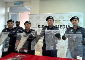 ROSLAN Yusoff (tiga dari kiri) menunjukkan sebahagian daripada sirip ikan yu yang dirampas dalam sidang media di Wisma JKDM Melaka, Ayer Keroh hari ini.