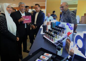 AHMAD Zahid Hamidi melihat pameran ketika hadir pada Himpunan Usahawan Bumiputera Negeri Sembilan 2026 di Bandar Sri Sendayan, Seremban hari ini.-UTUSAN/MOHD. SHAHJEHAN MAAMIN.
