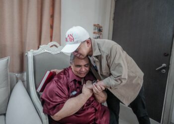 STEVEN Sim Chee Keong (kanan) memeluk bekas pensyarahnya, Dr. Kamal yang baru sahaja selesai menjalani prosedur pembedahan bagi membuang ketumbuhan kanser, baru-baru ini.-FACEBOOK/STEVEN SIM CHEE KEONG