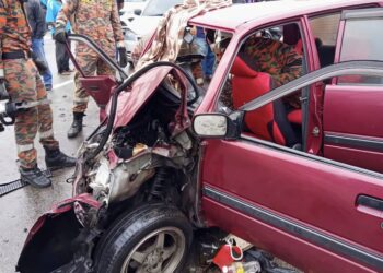 KEADAAN salah sebuah daripada tiga kereta yang terlibat dalam kemalangan sehingga mengorbankan satu nyawa berhampiran SK Padang Menora, Tasek Gelugor, Pulau Pinang hari ini.-IHSAN JBPM PULAU PINANG