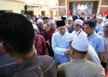 ANWAR Ibrahim diiringi Aminuddin bersalaman dengan orang ramai pada Program Munajat Perdana di Dewan Orang Ramai Linggi, Port Dickson hari ini