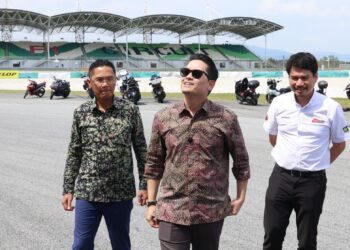 MENTERI Belia dan Sukan, Dr. Mohammed Taufiq Johari (tengah) mengadakan lawatan menjelang penganjuran Formula Satu (F1) Grand Prix (GP) Bahrain di Litar Antarabangsa Sepang (SIC) dari 2 hingga 4 Oktober depan-UTUSAN/ FAUZI BAHARUDIN