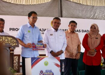 TENGKU Sarafudin Badlishah Sultan Sallehuddin berkenan merasmikan Program Jelajah Aspirasi Bebas Dadah: Komuniti FELDA Sihat, Kedah Sejahtera di Felda Bukit Tangga, Kubang Pasu. Turut sama, Saifuddin Nasution Ismail (tiga kanan). - UTUSAN/ SHAHIR NOORDIN