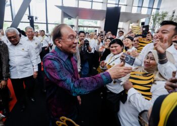 Perdana Menteri, Datuk Seri Anwar Ibrahim beramah mesra kakitangan Maybank pada Majlis Pelancaran Ibu Pejabat Maybank baharu di Menara Merdeka Maybank, di sini hari ini. Foto: SHIDDIEQIIN ZON