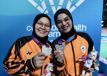 Aleena Ahmad Nawawi bersama Syafiqa Haidar Afif Abdul Rahman meraih pingat perak dalam acara boling padang Sukan Komanwel 2026 di Glasgow, kelmarin. - IHSAN MSN
