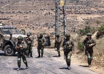 ANGGOTA keselamatan Israel meronda kawasan kejiranan Al-Tireh di pintu masuk barat bandar Ramallah, di Tebing Barat. - AFP
