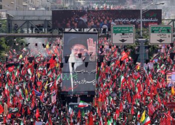 RATUSAN ribu rakyat Iran menghadiri perarakan pengebumian Ayatollah Ali Khamenei dan anggota keluarganya di Teheran .- AFP