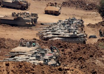 PULUHAN kereta kebal tentera Israel ditempatkan di sepanjang sempadan Israel-Lubnan. - AFP