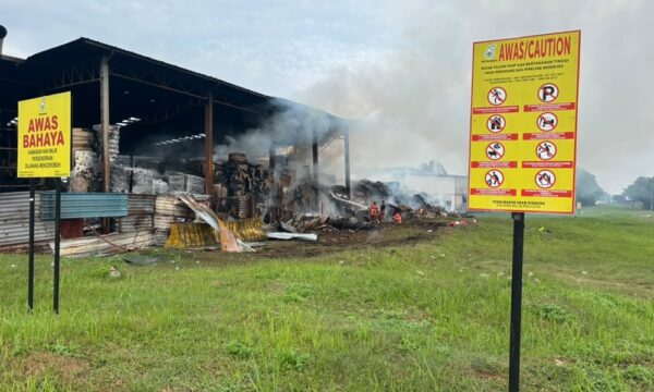Kilang kertas terbakar