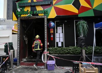 ANGGOTA bomba melakukan pemeriksaan selepas sebuah bar yang terbakar di Bangkok. - AFP