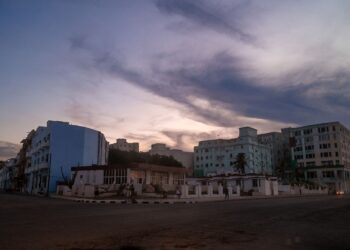 BEBERAPA bangunan bergelap di Havana. - AFP