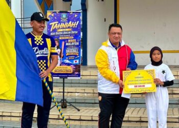 TUANKU Syed Faizuddin Putra Jamalullail (tengah) berkenan menyempurnakan majlis penyerahan bendera Malaysia dan Perlis kepada Nur Raisya Adelya Sofea Suwardi,11, yang telah terpilih mewakili Malaysia ke-32nd World Children's Baseball Fair 2026 dalam satu majlis di perkarangan Astaka Dataran Masjid Alwi, Kangar, Perlis.-UTUSAN
