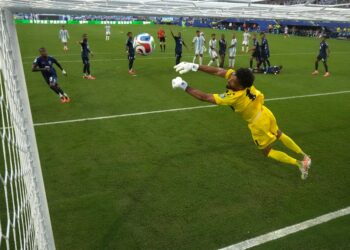 Penjaga gol Cape Verde, Vozinha menyelamatkan percubaan pemain Argentina ketika aksi pusingan 32 terbaik Piala Dunia 2026 di Stadium Miami, Miami Gardens, Florida, hari ini. - AFP