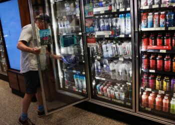 SEORANG lelaki mencari minuman sejuk di Philadelphia. - AFP