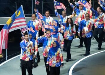 Kontinjen Malaysia mengambil bahagian dalam perarakan sempena perasmian Sukan Komanwel Glasgow 2026 di Scotland, semalam. - IHSAN MAJLIS OLIMPIK MALAYSIA