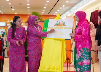 TUANKU Dr. Lailatul Shareen Akashah Khalil (tengah) berkenan mencemar duli merasmikan cawangan baharu Bayu Somerset di Kangar, Perlis.