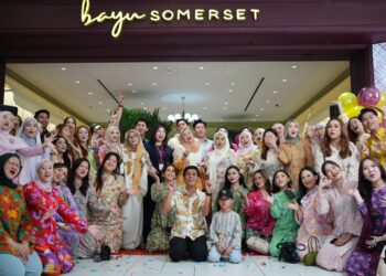 SEKITAR majlis pembukaan butik Bayu Somerset di Vivacity Megamall Kuching, Sarawak.