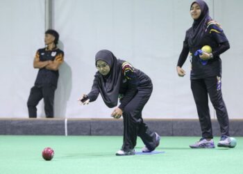 Aleena Ahmad Nawawi (tengah) akan bertarung dalam kategori beregu bersama Syafiqa Haidar Afif Abdul Rahman menentang Kepulauan Falkland di Glasgow, hari ini. - UTUSAN/FARIZ RUSADIO