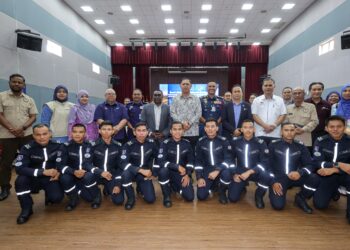 MEOR Ismail Meor Akim (tengah) bersama Timbalan Ketua Pengarah (Operasi) Jabatan Meteorologi Malaysia (MET) Malaysia, Ambun Dindang (lima kanan) bergambar selepas Sesi Libat Urus Bersama Media: Kesiapsiagaan Kerajaan Menghadapi Monsun Barat Daya 2026 di Dewan Wawasan Markas SMART di sini hari ini.
Turut sama, Ketua Pengarah Jabatan Bomba dan Penyelamat Malaysia, Datuk Seri Nor Hisham Mohammad (enam kanan). UTUSAN/FARIZ RUSADIO