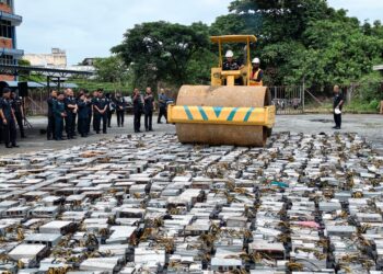 SEBANYAK 1,408 mesin perlombongan bitcoin dilupuskan di pekarangan bangunan Bahagian Pencegahan Jenayah, Komuniti dan Keselamatan Ibu Pejabat Polis Daerah Kota Setar, hari ini.