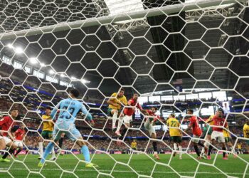 Mohamed Hany (kiri) tertanduk bola ke gawang sendiri untuk menghadiahkan gol penyamaan Australia ketika aksi pusingan 32 terbaik Piala Dunia 2026 di Stadium Dallas, Arlington, Texas, hari ini. - AFP