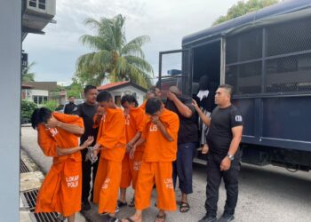 SEMUA tertuduh diiringi polis semasa menghadiri prosiding perbicaraan di Mahkamah Majistret Machang, Kelantan. - UTUSAN/ROSMIZAN RESDI