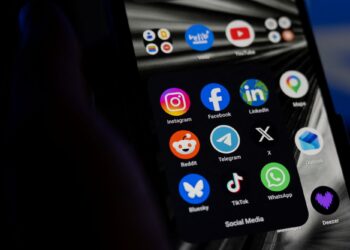 PERANCIS mengharamkan kanak-kanak bawah 15 tahun menggunakan media sosial. - AFP