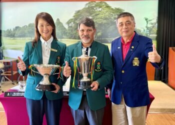 PENGERUSI RSGC Omar Salim (tengah) memegang Piala Kejohanan Golf Amatur Terbuka Wanita Royal Selangor Golf Club (RSGC).