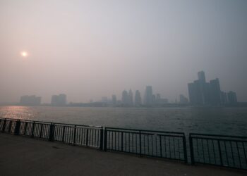 JEREBU melanda langit bandar Detroit semalam. - AFP