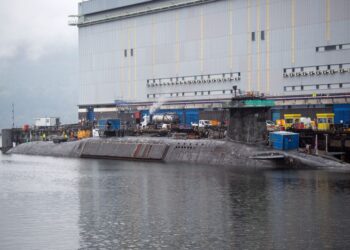 PELABURAN besar dibuat Britain untuk program kapal selam nuklear. - AFP