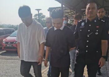 DUA beradik antara empat lelaki yang mengaku tidak mengurus pusat operasi judi dalam talian di Mahkamah Majistret Sungai Petani, hari ini.