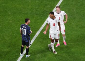 LIONEL Messi (kiri) dan Jude Bellingham. - AFP