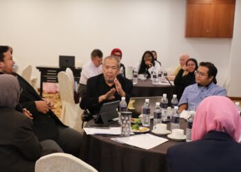 MOHAMAD Sazali Sha’ari (tengah) menggunakan bahasa isyarat dalam Dialog Pelan Induk Pemerkasaan ASEAN Pasca 2025 di Malaysia antara MFD dan Suruhanjaya Hak Asasi Manusia Malaysia (Suhakam) di Kuala Lumpur, baru-baru ini.