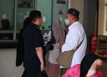 TERTUDUH (kanan) semasa hadir untuk prosiding perbicaraan di Mahkamah Sesyen, Pasir Mas, Kelantan. - UTUSAN/KAMARUL BISMI KAMARUZAMAN
