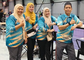 S. Noor Hamid Samsuddin (kanan) bersama barisan jawatankuasa pelaksana pertandingan pickleball Piala YDP PIBG SK Bahagia, Tawau. Sabah