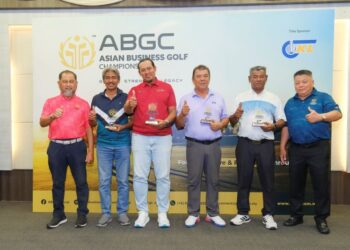 JUARA gross dan nett bergambar bersama hadiah masing-masing di Kelab Golf Diraja Perak selepas majlis penyampaian hadiah yang disempurkan oleh Pengerusi ABGC, Datuk Mohd. Salim Mohamed Sain (kiri).
