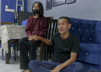 MOHD. Sabri Mohd. Rafdzi (kanan) bersama Nur Arissa yang disahkan menghidap leukemia di Kampung Cengal Lempung di Kuantan, Pahang.