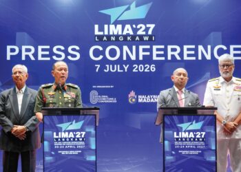 MALEK Razak Sulaiman dan Lokman Hakim Ali pada sidang media selepas Majlis Pelancaran Rasmi Pameran Maritim dan Aeroangkasa Antarabangsa Langkawi 2027 (LIMA’27) di MITEC, Kuala Lumpur, semalam.
– UTUSAN/Saddam Yusoff